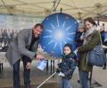 Bild: ws
So macht Wahlkampf auch Linus und Greta Spaß, die mit Mama Stefanie Scharnagl am Freitag bei der CSU vorbeischauten. Der Dreh am Glücksrad wurde von Huberth Rosner mit CSU-Fähnchen und Gummibärchen belohnt.