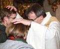 Bild: JOCHEN NEUMANN 
ERBENDORF
Pfarrer Martin Besold veranstaltete in der Mariä-Himmelfahrtskirche in Erbendorf einen Gottesdienst zum Valentinstag. Dabei segnete er die anwesenden Paare.