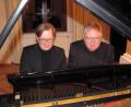 Bild: Brückner
Zwei perfekte Meister zu vier Händen an einem Flügel beim Kammermusikkonzert im Harmoniesaal des alten Abtschlosses in Waldsassen: Markus Bellheim (links) und Edgar Krapp.