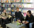Bild: aks
Herausgeber Alexander Carstiuc, Mitübersetzer Jonas Empen und Lektorin Janina Reichmann (von rechts) lasen abwechselnd aus Léon Poliakovs "Memoiren eines Davongekommenen".