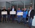 Bild: mmj
Im Verwaltungsgebäude von Irlbacher Blickpunkt Glas übergaben die Geschäftsführer Stephan (links) und Günter Irlbacher (rechts) an Pfarrer Wolfgang Dietz (Mitte) für die Kirchenstiftung), Sepp Zwick (Zweiter von rechts) für den WSV und Sandro Petschler (Dritter von links) für den JMC mit symbolischen Schecks die Spenden.