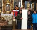 Bild: Bild: exb – Mittelschule Wiesau
Gemeinsam mit den Schülern der 9. Mittelschul-Klasse haben Berufsschullehrer Andreas Büttner (rechts) und Mittelschullehrer Matthias Burger (3. von rechts), Stadtpfarrer Thomas Vogl (3. von links) in der Basilika besucht, um die ersten Entwürfe für eine Taufstele vorzustellen. Vorausichtlich wird sie dort ab Ostern 2020 zu sehen sein.