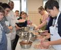 Bild: rgr
Unter dem Motto "Praxis an Mittelschulen" dürften die Achtklässler der Grafenwöhrer Grund- und Mittelschule selber leckere Pizza herstellen.