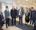 Bild: sne
Bundestagsabgeordneter Albert Rupprecht, Bürgermeisterkandidat Maximilian Schwärzer und Alexander Graser (Mitte, von links) unterhalten sich bei einem Ortstermin über die Zukunft des Automobils.