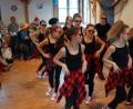 Bild: slh
Die "Dance Chikas überzeugten das gesamte Dorfheim und durften erst nach einigen Zugaben die Bühne verlassen.