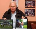 Bild: Stephan Huber
Erstmals zeigt Schlossherr Konrad Wilfurth die einst lange unter Verschluss gehaltenen Fotos der Besuche von Nicolas Cage den Oberpfalz-Medien. Oben rechts ist Cage mit Ex-Hausmeister Heinz Breitfelder (†) zu sehen.