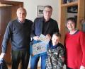 Bild: exb
Uwe Seidel (Mitte) und Max Haseneder vom Rotary Club Schwandorf überreichten Regina Baumann eine Spende für die LBV-Kindergruppe "Schlaufüchse". Mit dabei war auch der siebenjährige Max, ein begeisterter „Schlaufuchs“.