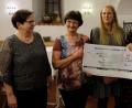 Bild: u
Die Frauen-Union gratuliert dem Kinder- und Jugendchor Herzwärts mit einer 300-Euro-Spende zum 20. Geburtstag. Bei der Scheckübergabe (von links): die stellvertretenden FU-Ortsvorsitzenden Bärbel Birner und Rita Beck, FU-Ortsvorsitzende Michaela Meier, Chorleiterin Gertrud Siegert und Sängerin Olivia Neal.