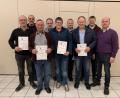 Bild: jr
Mit Landesverbandsnadeln in Silber und Gold wurden mehrere Mitglieder des Kleintierzuchtvereins Mitterteich ausgezeichnet. Im Bild (von links) Fritz Bäcker, Wolfgang Gründl, Hermann Kolb, Gerald Tretter, Stefan Weiß, Karl Weiß, Martin Weiß, Michael Lang und Vorsitzender Ludwig Grillmeier.