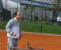 Bild: spl
Marcelo Matteucci, Abteilungsleiter des TC Grün-Rot Weiden, spielt die Bälle zurück und erklärt, warum bisher die Fusion mit dem TC Postkeller scheitert.