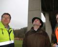 Bild: jrh
Der bayerische Wirtschaftsminister Hubert Aiwanger (Mitte) und die Tennet-Experten Paul Garmer (links) und René Queren suchen vergeblich nach Lösungen, die Erdkabel an der Waldnaabtalbrücke anzubringen.