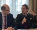 Bild: exb
Bundesverkehrsminister Andreas Scheuer (rechts) sichert CSU-Bezirkschef Albert Füracker Unterstützung bei der Prüfung der Autobahntrasse zu.