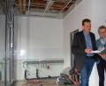 Bild: sm
Bürgermeister Ernst Schicketanz (links) und Schulleiterin Gabriela Reitinger-Maier (Mitte) informieren sich regelmäßig über den Stand der Umbau- und Sanierungsarbeiten. Bauingenieur Matthias Stelzl (rechts) vom Architekturbüro Schultes aus Grafenwöhr ist zuständig für die Planung und Bauausführung.