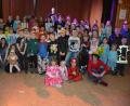 Bild: jr
Viele Masken und Kostüme waren beim Familienfasching am Sonntagnachmittag zu bewundern. Unser Bild zeigt den Großteil der Kinder mit Pfarrseelsorger Benedikt Leitmayr und KAB-Vorsitzender Elisabeth Kien (von rechts).