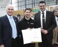 Bild: Hirsch
Vereinsvorsitzender Alois Hagl (links) und Landrat Thomas Ebeling (rechts) ernannten Bastian Steger (Mitte) zum Botschafter des Landkreises Schwandorf und überreichten ihm die Urkunde.