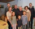 Bild: dob
Hans Oppelt ist nach wie vor ein Gipfelstürmer. Nichts hält ihn auf. Zu seinem 80. Ehrentag scharten sich natürlich seine Töchter Elisabeth (links) und Ines (rechts) sowie die Enkel Sophie, Jeremias und Jonas um den Papa und Opa. Der evangelische Stadtpfarrer Dieter Schinke, OWV-Vorsitzender Erwin Scholz und Bürgermeister Andreas Wutzlhofer (hinten, von links nach rechts) überbrachten ebenfalls die besten Glück- und Segenswünsche zum Ehrentag.