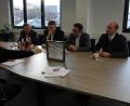 Bild: fks
Geschäftsführer Kurt Faltenbacher erläutert Rolf Hanauer, Bernhard Schmidt, MdL Tobias Gotthardt und Ely Eibisch (v.l.) Aufbau und Funktion seiner innovativen Isolierglaseinheit.