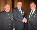 Bild: R. Kreuzer
Lothar Höher (Mitte) überreicht den Wanderpokal an Karl Schmid (rechts). Auch Schützenmeister Franz Fuhrmann freut sich.