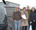 Bild: pz
Pilot Bernhard Döllinger zusammen mit Dr. Brigit Kastner, Bürgermeister Bernd Sommer, Äbtissin Laetitia Fech und dem Projektkoordinator vor Ort, Harald Hertel, (von links) vor dem Start zum Rundflug über die Klosterlandschaft.