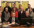 Bild: mef
„Demokratie ist auch der Umgang miteinander“ so der frühere Vizekanzler, Bundesminister und SPD Bundesvorsitzende Franz Müntefering (sitzend Bildmitte) bei seinem Besuch im Flosser Rathaus. Müntefering forderte auch die Solidarität der Menschen bei seinem Eintrag in das „Goldene Buch“ des Marktes Floß. Bürgermeister Günter Stich (sitzend links) und SPD Bürgermeisterkandidaten Robert Lindner (sitzend rechts) dankte der Gast für diese so wörtliche Auszeichnung.