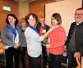 Bild: ubb
Ehrenvorsitzende Elfriede Rosner (Zweite von rechts) durfte sich auch noch über die Goldene Ehrennadel des Verbands, überreicht von Pfarrer Thomas Vogl und dem Vorstandschaftsteam, freuen.