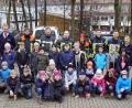 Bild: mmj
Kommandant Hubert Flöttl (rechts), sein Stellvertreter Bernhard Wild (hintere Reihe, Zweiter von links) sowie weitere Aktive informierten die Drittklässler über die Arbeit der Feuerwehr. Die Kinder waren mit Lehrerin Theresa Reiter (links) ins Gerätehaus gekommen.