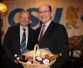 Bild: gru
CSU-Ortsvorsitzender Peter Mauritz (links) bedankt sich beim bayerischen Finanzminister Albert Füracker für die Gestaltung des Abends mit einem Geschenkkorb voll heimischer Produkte.