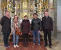 Bild: jzk
Stadtpfarrer Thomas Kraus (rechts) dankte Sebastian Ponnath, Johanna Baumann, Katja Baumann und Vincent Mauritz (von links) für die musikalische Gestaltung der Vorabendmesse.