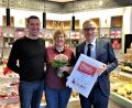 Bild: ubb
Die Freude war groß bei Wolfgang und Karin Neumann (von links) von der Bäckerei, Konditorei und Lebkuchenmanufaktur Rosner: Bürgermeister Bernd Sommer brachte die Urkunde der Metropolregion Nürnberg und ein Sträußchen Blumen vorbei.
