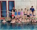 Bild: hir
20 Kinder absolvierten an zehn Tagen den Schwimmkurs der Wasserwacht Pfreimd und konnten stolz ihre Abzeichen in Empfang nehmen. Darüber freuten sich Wasserwachtvorsitzender Wolfgang Lotter (hinten links) zusammen mit den Kursleitern Stephanie Eichinger, Christian Stöckl und allen ehrenamtlichen Ausbildern.