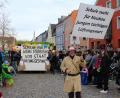 Bild: u
An der Spitze des Hirschauer Kinderfaschingszugs marschiert Stadtheimatpfleger Sepp Strobl. Als auf die Rente zugehender Schul-Hausmeister knöpft er sich als „alter Lüftungswart“ den Beschluss des Stadtrats vor, bei der Schulhaussanierung auf die Lüftungsanlage zu verzichten: „Schule sucht für Neubau jungen tüchtigen Lüftungswart!“
