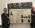 Bild: cr
Rainer Christoph (rechts) vom Verein Via Carolina – Goldene Straße war zur Übergabe der Nepomuk-Tafel ins Kemnather Rathaus gekommen. Bürgermeister Werner Nickl hat dafür bereits einen Standort ins Auge gefasst. So könnte sie neben einer der örtlichen Nepomukfiguren aufgestellt werden.