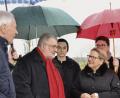 Bild: doa
Bemo-Vorsitzender Bürgermeister Armin Schärtl (Zweiter von links) zeigt Ministerin Svenja Schulze (Mitte) und Marianne Schieder (Zweite von rechts) den Solarpark.
