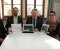 Bild: Christine Hollederer
Landrat Richard Reisinger (Zweiter von rechts) als Vorsitzender des Kreisverbandes für Gartenkultur und Landespflege durfte gemeinsam mit Kreisfachberaterin Michaela Basler und 2. Vorsitzenden Eduard Eckl (links) die neue Homepage in Betrieb nehmen. Der kreative Kopf der Internetseite ist Peter Böhm (Zweiter von links).