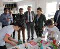 Bild: ckl
Auch für ältere Kinder gibt es das passende Lernmaterial. In kürzester Zeit sind die Robo-Wunderkinder zusammengebaut und programmiert. Bayerns Ministerin für Digitales, Judith Gerlach, war angetan vom Projekt, das ihr KS-TechnoCase-Geschäftsführer Herbert Schadt (hinten links) vorstellte.