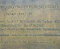 Bild: do
Eine Bronze-Gedenktafel erinnert im Vorraum des Gemeindezentrums an die Bauherren, an Förderer Landrat Christian Kreuzer und an den erst kürzlich verstorbenen Architekten Hans Bundscherer.