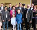 Bild: ohr
Franz Sorgenfrei (Mitte mit Gattin Maria und den beiden Enkeln Mia und Luka) feierte den 70. Geburtstag. Bürgermeister Hans Prechtl (Zweiter von links) und Pfarrer Heinrich Rosner (Vierter von rechts) mit Pfarrvikar Joseph Kokkoth (Dritter von links) überbrachten die Glückwünsche. Auch Repräsentanten von Stullner Vereinen oder Gremien gratulierten.