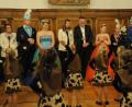 Bild: gf
Die Narrhalla-Repräsentanten aus Kümmersbruck hatten im Rathaus kurz das Sagen (von links): Ordensministerin Iris Höll, Michael IV., Sabine II., Vizepräsidentin Denise Forster, Oberbürgermeister Michael Cerny, Mira I. sowie Kevin II. Die Bambini-Garde tanzte zu Country-Musik und sorgte damit für Stimmung wie im Wilden Westen.