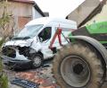 Bild: dob
Am Transporter entstand durch den Zusammenstoß Totalschaden in Höhe von mindestens 10 000 Euro. Der Deutz-Traktor bekam dagegen nur ein paar Kratzer ab. Beide Beteiligten blieben unverletzt.