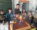 Bild: ibj
Beeindruckende Versuche stehen im Physikraum der Mittelschule auf dem Programm.