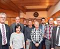 Bild: oy
Glückwünsche von Bürgermeister Michael Göth (rechts) für den neuen Vorstand des Bienenzuchtvereins Sulzbach-Rosenberg mit (von links) Helmut Heuberger (Vorsitzender), Wina Pamler (Beisitzerin), Alexander Hirschmann-Titz (dahinter, Schriftführer), Andreas Royer (Zweiter Vorsitzender), Frank Pamler (Beisitzer), Fritz Böhme (Beisitzer), Klemens Bauer (dahinter, Beisitzer), Stefan Hubmann (Zweiter Schriftführer) und Matthias Hüttner (Kassier).