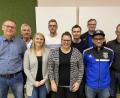 Bild: kok
Verantwortung bei den TuS-Fußballern übernehmen (hinten, von links) Spartenleiter Jürgen Drahota, Manuel Röhrer, Kevin Röhrer, Frank Kokott, (vorne, von links) Zweiter TuS-Vorsitzender Manfred Seitz, Nicole Wagner, Kerstin Bamler, Dennis Zeilmaier und Gerd Egelseer.