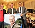 Bild: ubb
Wolfgang Braun (Mitte) wurde bei der Wahlkampfveranstaltung von Bezirksrat Toni Dutz (links) und Landratskandidat Roland Grillmeier (rechts) in kurzen Grußworten in seiner Arbeit bestärkt.