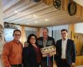 Bild: exb
Vier Gläser Honig verlost die UWG unter den Zuhörern im Gasthaus Michl. Von links Erster Vorsitzender Gerald Habermehl, Zweite Vorsitzende Pia Huber, der Gewinner Ernst Donhauser und Bürgermeisterkandidat Benjamin Hiltl.