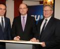 Das goldene Buch der Gemeinde Edelsfeld öffnet (von links) Bürgermeister Hans-Jürgen Strehl für den Eintrag des bayerischen Finanzministers Albert Füracker. Rechts im Bild CSU-Ortsverbandsvorsitzender Peter Mauritz.