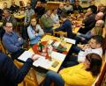 Bild: do
Von einer Vorbildgemeinde spricht beim Bürgertreff der Freien Wähler im Dorfwirt Bürgermeisterkandidat Manfred Plößner (links). "Gestalten statt Verwalten", heißt auch die Devise beim Zukunftsprogramm.