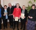 Bild: usc
Die Vorsitzenden der Tafel, Bernhard Saurenbach (links) und Irmgard Buschhausen (rechts), ehrten verdiente Mitglieder, die sich als nimmermünde Helfer engagieren (von links): Hildegard Dejardin, Heinz Bucella, Erika Donderer und Helga Wienzek.