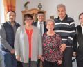 Bild: rgr
Rita Lab (Mitte) und Helmut Donner sind zusammen 160 Jahre alt. Dazu gratulieren Jürgen und Michaela Schreml (von links), Bürgermeister Edgar Knobloch sowie Christa Klug (von rechts) und Pfarrer Bernhard Müller.