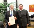 Bild: Bayerisches Innenministerium/exb
Innenstaatssekretär Gerhard Eck heftet Veit Wagner (links) das Bundesverdienstkreuz am Bande an.