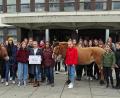 Bild: Dobmeier
Zur Abholung der 750 Euro-Spende kommt das Team des Reittherapiezentrums Oberpfalz mit zwei Pferden bei den Schülerinnen an die Sophie-Scholl-Realschule vorbei.